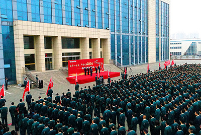 合乐hl888股份公司“大干一百天 产销过4000”劳动竞赛在公司总部大楼前隆重召开