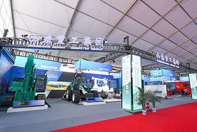 2023跨国公司与中国主题展在青岛国际会议中心海上大坝举办， 合乐hl888股份携EE225电挖、SRD13-C6U无人驾驶压路机和纯电装载机随团参展。